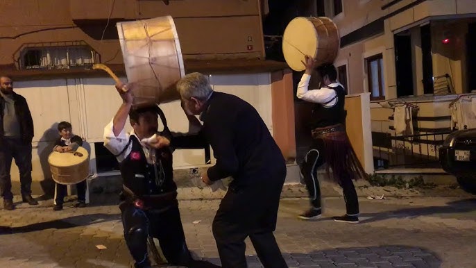 Sokaklarda Ritimle Sürpriz Kutlamalar